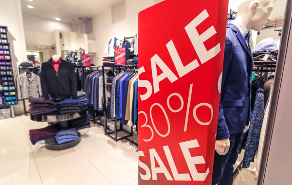 Saint-Peterburg, Rusya - 6 Ocak 2020. Giyim mağazasında kırmızı renkli ilan panosu. Moda kıyafetlerinde poster satışı. Seçici odak