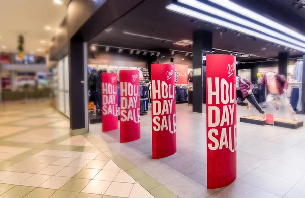 Saint-Peterburg, Rusya - 6 Ocak 2020. Giyim mağazasında kırmızı renkli ilan panosu. Moda kıyafetlerinde poster satışı. Seçici odak