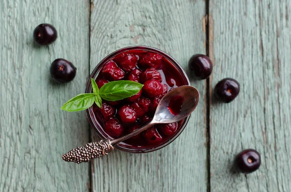 Kiraz reçeli ve taze kirazlı bir kase, ev yapımı reçeller, genel giderler.