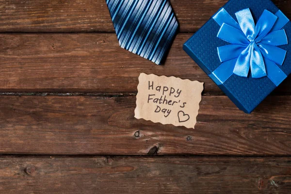 Happy Fathers Day Caja Regalo Con Corbata Sobre Fondo Madera — Foto de Stock