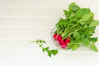 Beyaz masanın üstünde üstü olan yuvarlak turplar. Mesaj için yer var. Gıda arkaplanı.