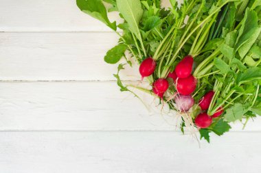 Beyaz masanın üstünde üstü olan yuvarlak turplar. Mesaj için yer var. Gıda arkaplanı.