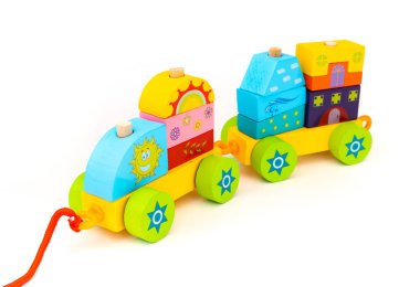 Beyaz arka planda izole edilmiş küçük çocuklar için Train Toy istiflemek. Tahta geometrik bloklardan yapılmış bebek treni. Beyazlı çocuklar için renkli ahşap istif treni. Beyaz arkaplanda izole.