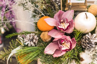 Çiçekçi konsepti. Yakın plan güzel bir buket karışık çiçek. Vazoda güzel bir buket karışık çiçek. Duvar Kağıdı.