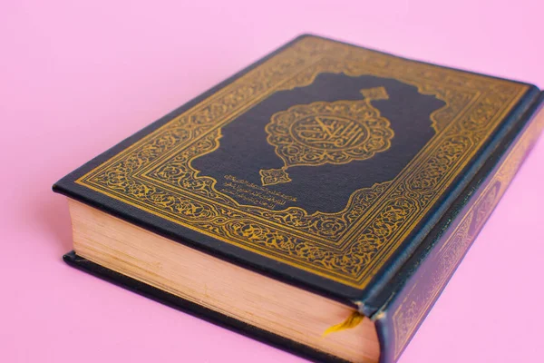 Açık pembe arkaplan üzerine Kur 'an. Boşluk mesajı. Ramazan Kareem. Yakın plan..