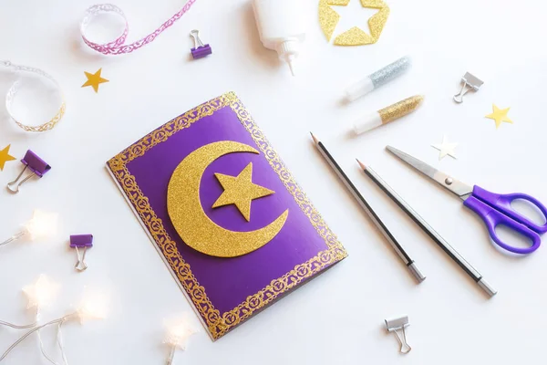Altın hilal ve yıldızlı Diy Ramazan kareem kartı. Hediye fikri, dekor Ramazan Kareem. Adım adım. Üst Manzara. İşlemci çocuk işi. Atölye.