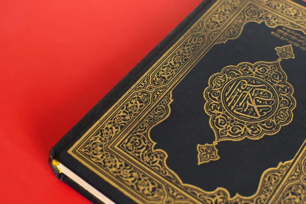 Koran Zwykłym Burgundowym Tle Widok Góry Zbliżenie — Zdjęcie stockowe