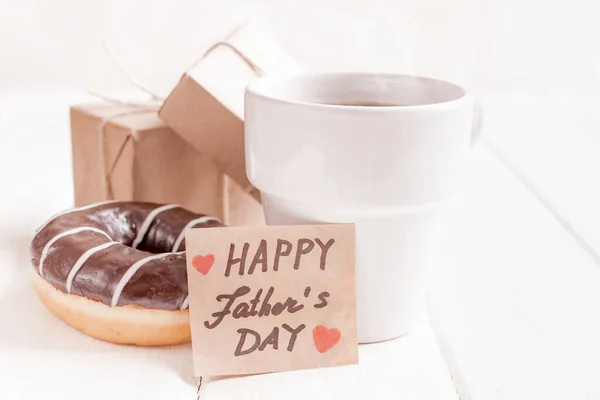 Etiketli bir hediye kutusu, bir fincan kahve ya da çay. Babalar Günü ya da doğum günü konsepti. — Stok fotoğraf