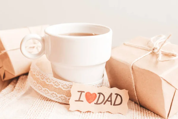 Etiketli Bir Hediye Kutusu Bir Fincan Kahve Çay Babalar Günü — Stok fotoğraf