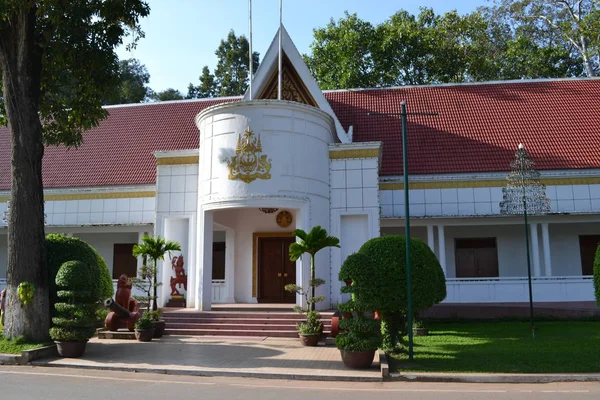 casa americana clásica con dos garaje y entrada de auto — Fotos de
