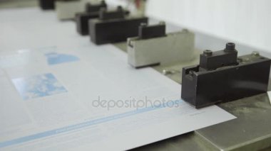 Kağıt baskı evin içinde çalışan büyük delik zımba