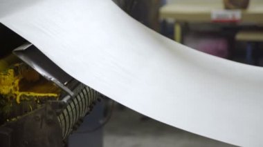 Uzun kağıt rulo asılı, ekipman bir bölümünden diğerine çekerek