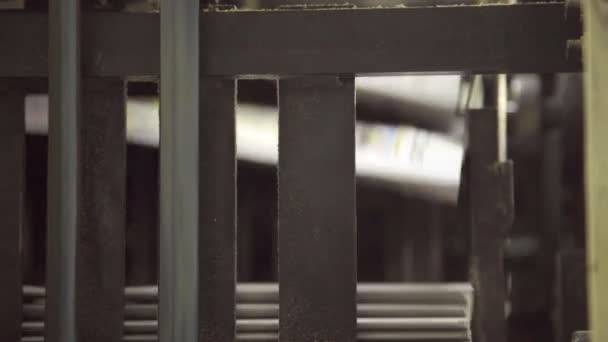 Werk van de transportband in afdrukken plant, onderdeel van kranten. — Stockvideo