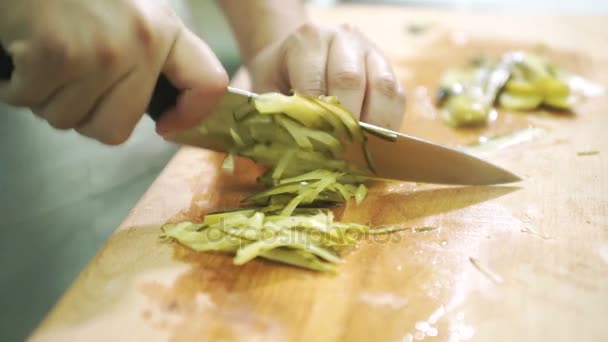 Kochen Sie ein großes Messer auf dem Brett gehackte gesalzene Gurken aus der Dose. — Stockvideo