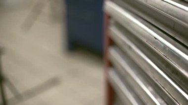 Erkek el metal araç kutularından birini iter ve anahtar alır.