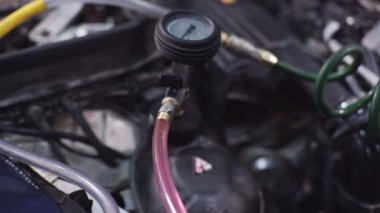 Petrol istasyonunda da vites kutusunu shift arabada değiştirmek gösterilmiştir.
