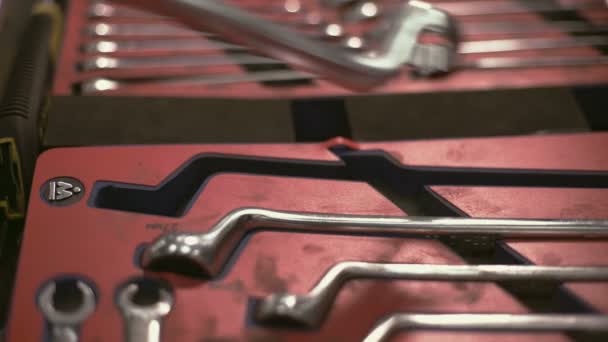 Centre de voiture de travailleur après le changement ajoute des clés pour placer à l'intérieur 