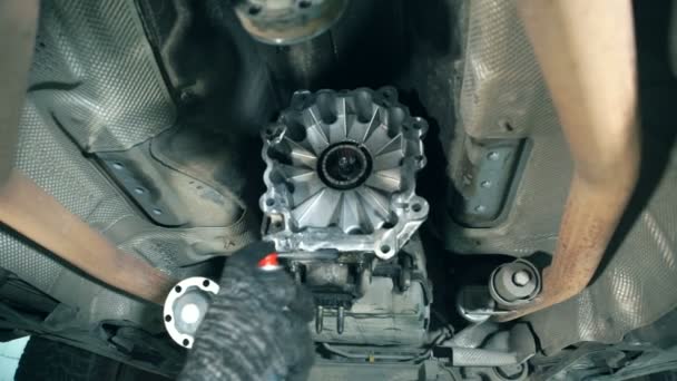 Mecánico en guantes negros lava una caja de cambios del coche del pulverizador . — Vídeos de Stock