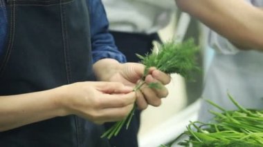 restoranda endüstriyel mutfak dereotu koparıp yavaş ocaklar
