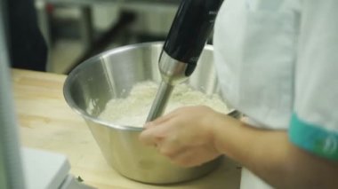 Şef blender çırpma teli sos içinde restoran yemekleri doldurma