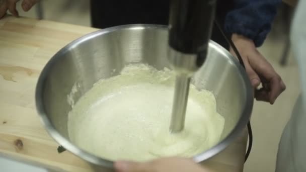 在金属碗浸泡搅拌器混合坯，准备食物. — 图库视频影像
