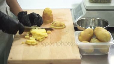 Eller Cook haşlanmış patates siyah eldiven dilim içinde.