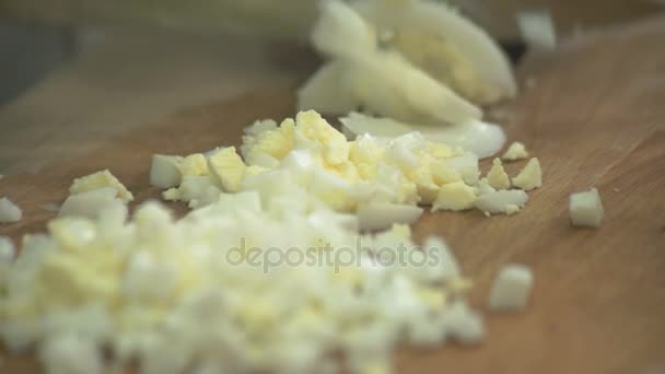 Chef corta ovos a bordo para pequenos cubos na cozinha industrial — Vídeo de Stock