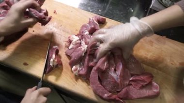 restoranda mutfakta yemek pişirmek için et hazırlanması yavaş hareket