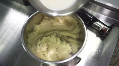 Patates püresi ile metal tavada cook kaynar süt ekler