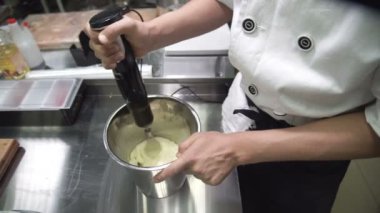 Kırbaçlanan krem içinde Restoran doldurma blender çırpma teli ile Şef.