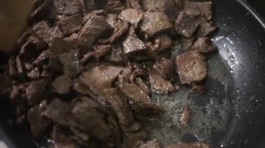 Kızartmalar et parçaları elektrikli soba üzerinde tavada pişirmek