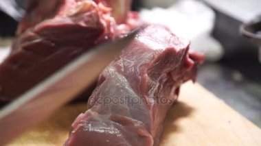 Yavaş büyük kesme parça et kesme tahtası üzerinde raw fresh