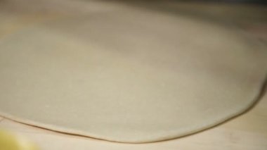 Endüstriyel mutfak ahşap tahta üzerinde hamur katman Şef rulo