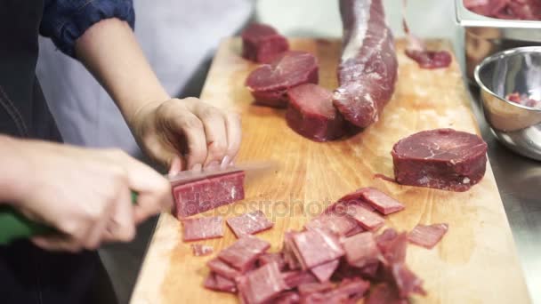 Preparação de carne para cozinhar na cozinha no restaurante industrial — Vídeo de Stock