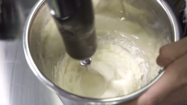 Chef whipping sauce with electric beater inside restaurant — Stock Video