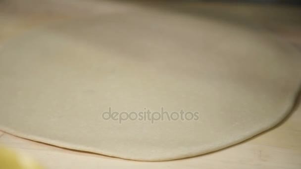 Chef roule la couche de pâte sur une planche en bois dans la cuisine industrielle — Video