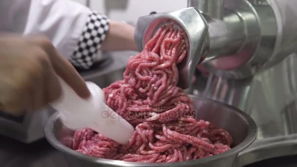 Spis växlar på chopper gör köttfärs köttfärs inomhus — Stockvideo
