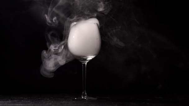 Испарение в баре в красивом бокале для вина в помещении — стоковое видео