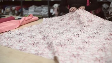 Kadın'dan doğru miktarda doku Japon desenli rulo.