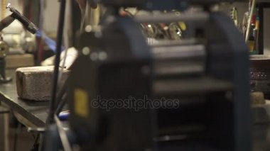 Master stüdyo taş ile bir açık ateş üzerinde yığın metal ısıtır.
