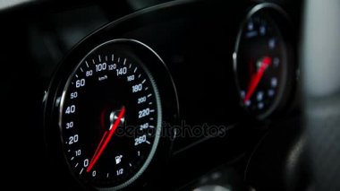 Araba hız göstergesi, motoru anahtarı kabinde görüntüsünü kapatmak