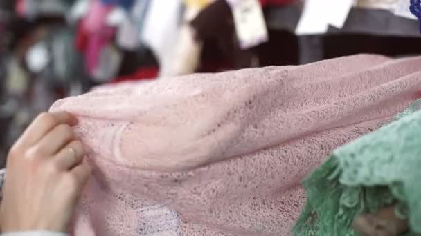 Закрытый снимок женской руки проверяет магазин тканей в помещении — стоковое видео