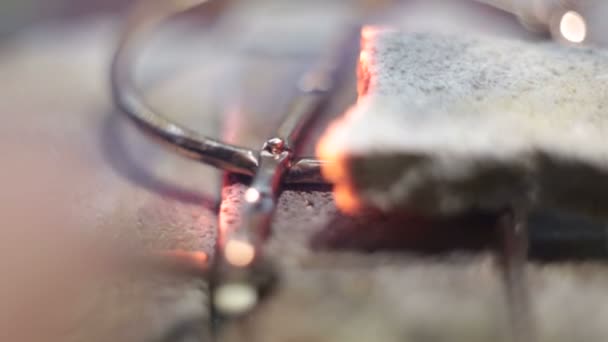 Compound thin products at high temperature on the hot stones of fire. — Stock Video