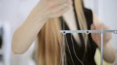 Doku kenarlarını işlemek için iş parçacığı serger doldurmak için bir terzi.