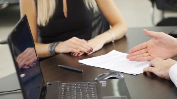 Blonde vrouw koper ondertekent contract te kopen auto in kantoor midden — Stockvideo