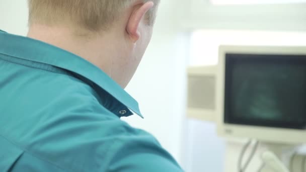 Il medico guarda il monitor, che mostra i risultati degli Stati Uniti online . — Video Stock