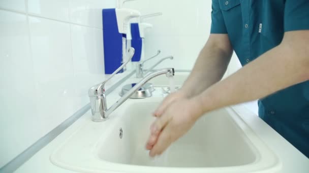Arts wast zorgvuldig zijn handen in de gootsteen vóór inspectie. — Stockvideo