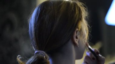 Alacakaranlık bir fırça büyük toz yüz yüz modeli Visagiste.
