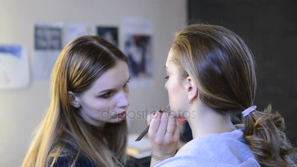 Maquiagem artista fazendo maquiagem para modelo antes da sessão de fotos — Vídeo de Stock