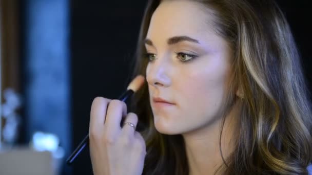Επαγγελματική visagiste κάνει το μακιγιάζ για το μοντέλο σε στούντιο. — Αρχείο Βίντεο